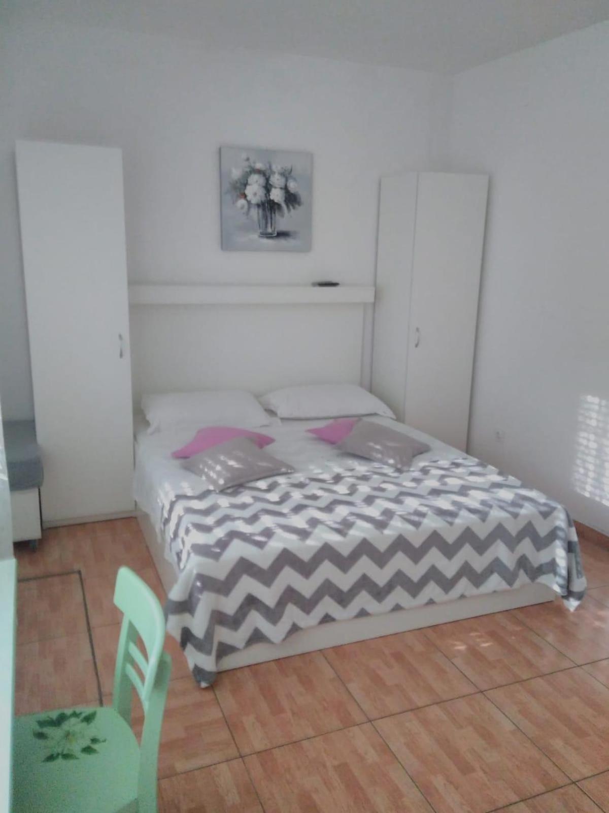 Apartments By The Sea Drvenik Donja Vala, Makarska - 6701 Exterior photo